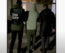 VIDEO Trei reținuți și peste 10 kg de droguri – ridicate. A fost deconspirată o schemă de comercializare a drogurilor