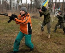 Половина украинцев готова защищать страну. А большинство опасается войны. Результаты опроса