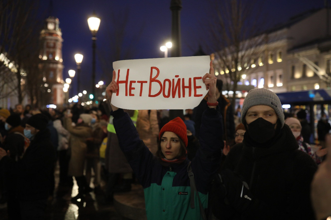(ВИДЕО/ФОТО) В городах России проходят протесты против войны с Украиной. Сотни задержанных