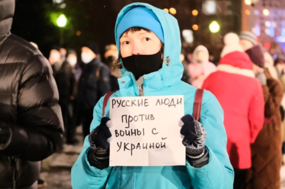 (ВИДЕО/ФОТО) В городах России проходят протесты против войны с Украиной. Сотни задержанных