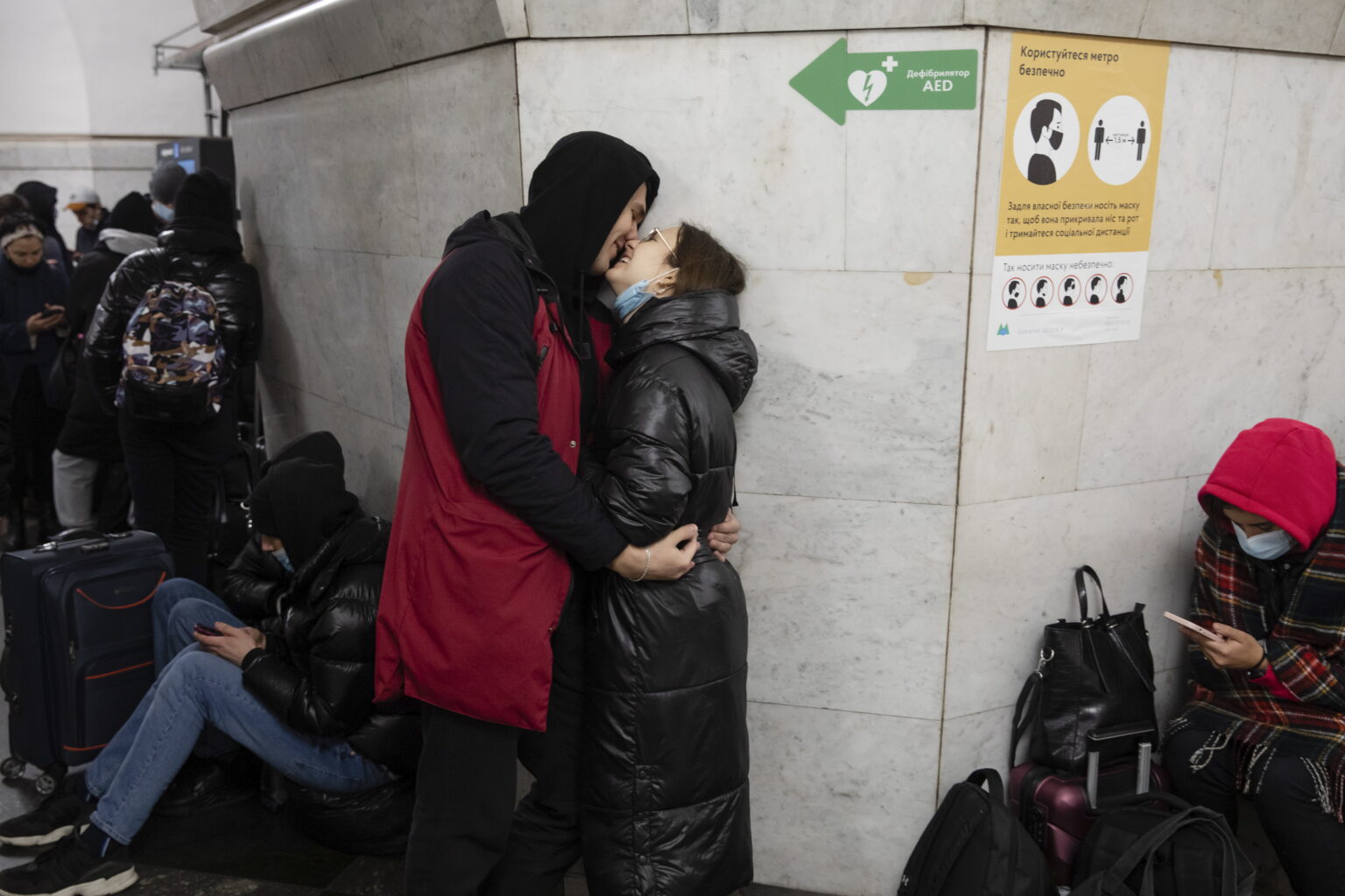 (ФОТО) С детьми и собаками — в метро. Как жители Украины укрываются от обстрелов