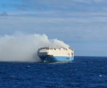 VIDEO O navă plină cu mașini de lux plutește în derivă în mijlocul Atlanticului