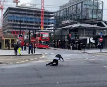 VIDEO Opt oameni au murit din cauza furtunii Eunice. Imagini virale din Londra, cu oameni doborâți la pământ de vânt