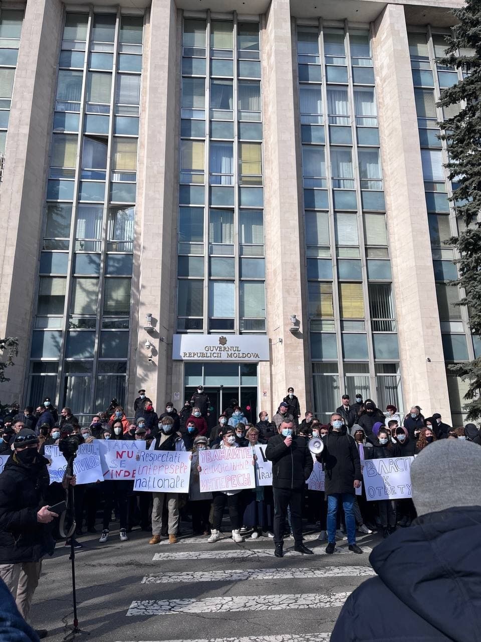 FOTO Comuniștii și socialiștii, cu proteste la Guvern: vor merge și la Ambasada SUA de la Chișinău