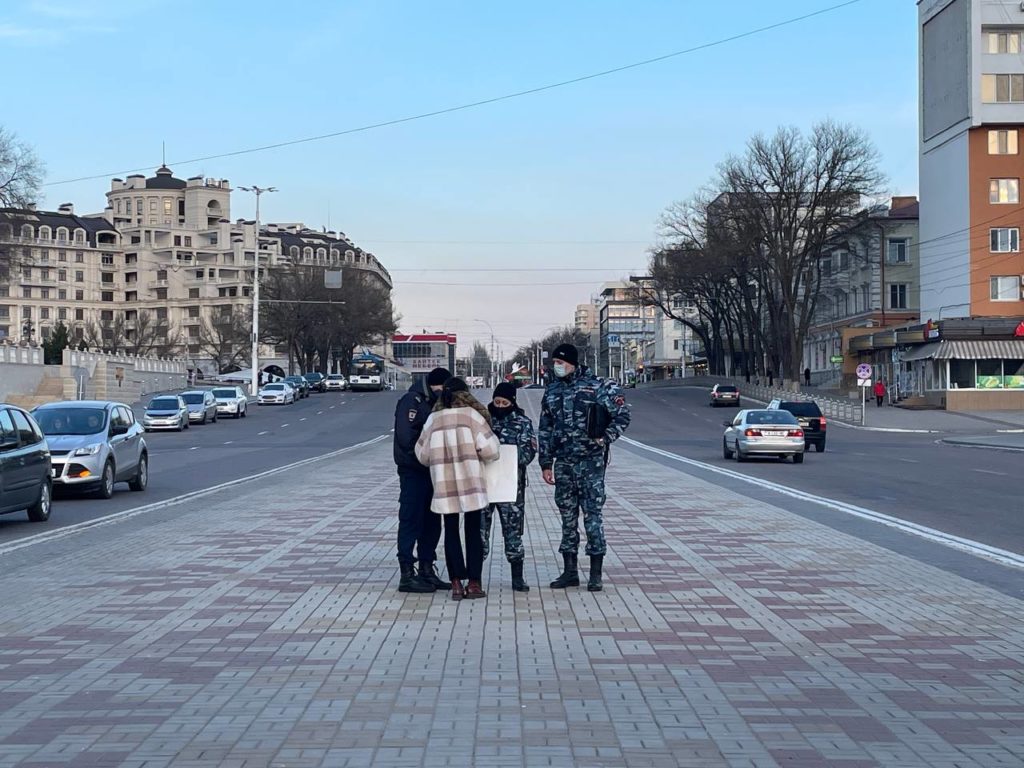 (ФОТО) В Приднестровье прошли одиночные пикеты против войны в Украине: «Люди подходили и обнимали меня»