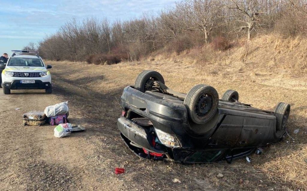 FOTO Accident cu implicarea unei mașini care se deplasa din Ucraina spre Chișinău. Șoferița a adormit la volan