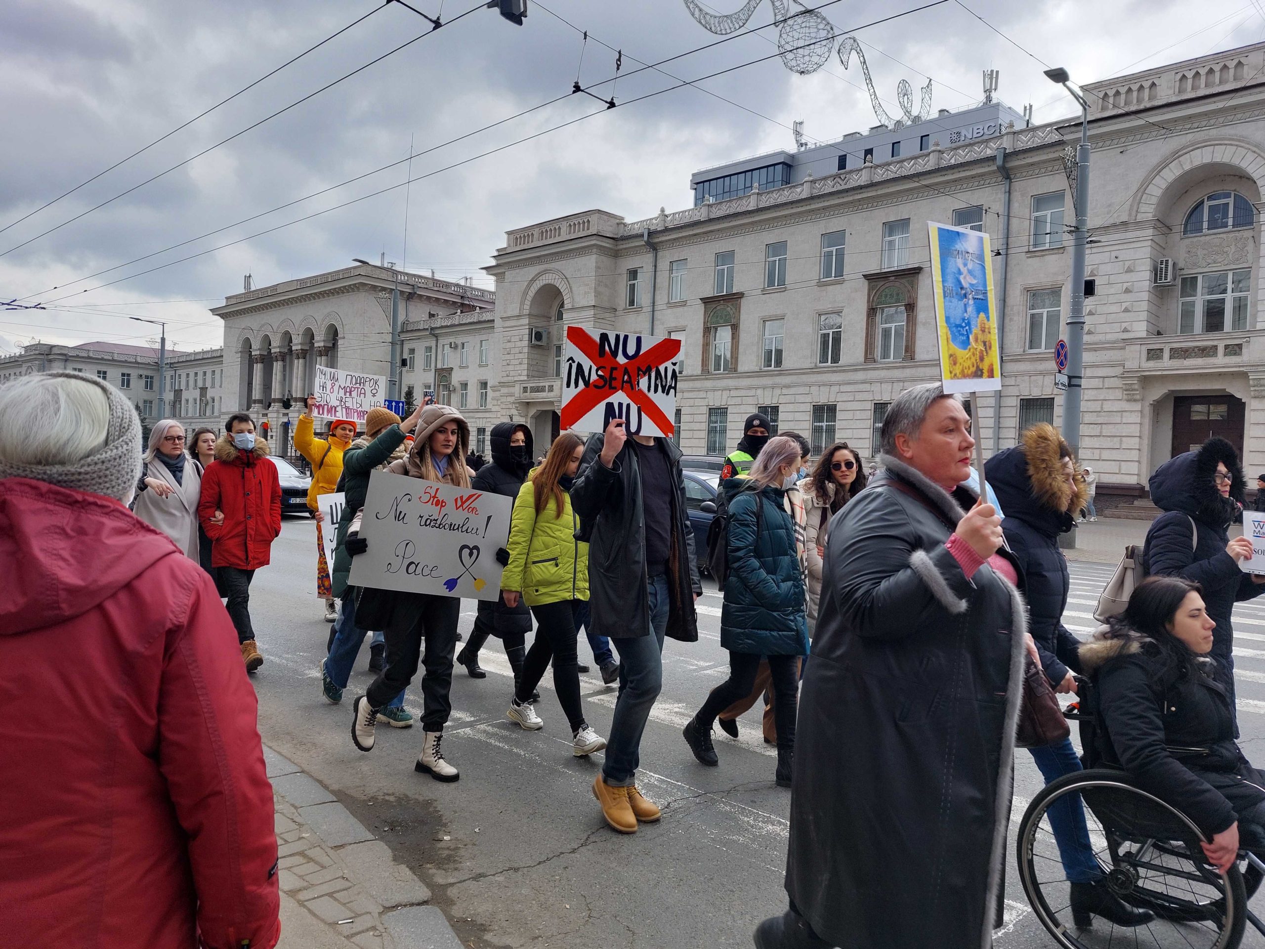 8 марта со слезами на глазах. В Кишиневе Марш солидарности прошел под лозунгом «Нет войне»