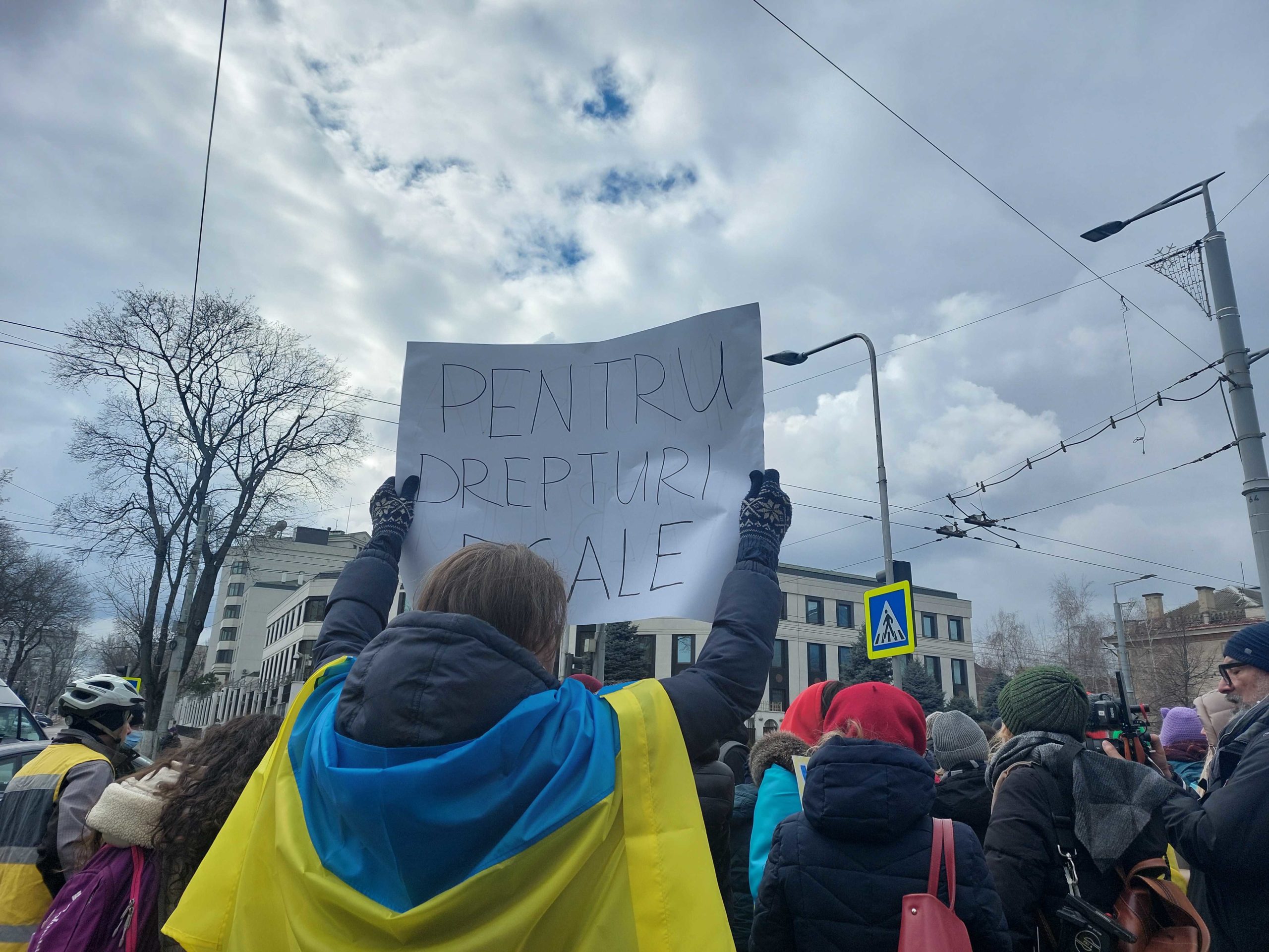 8 марта со слезами на глазах. В Кишиневе Марш солидарности прошел под лозунгом «Нет войне»