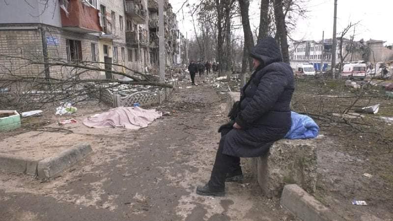 (ФОТО) Авиаудары по жилым кварталам Житомира и Харькова. Более 20 погибших, задело роддом