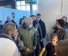 (ФОТО) Жозеп Боррель и Оливер Вархеи посетили центр размещения украинских беженцев на Moldexpo