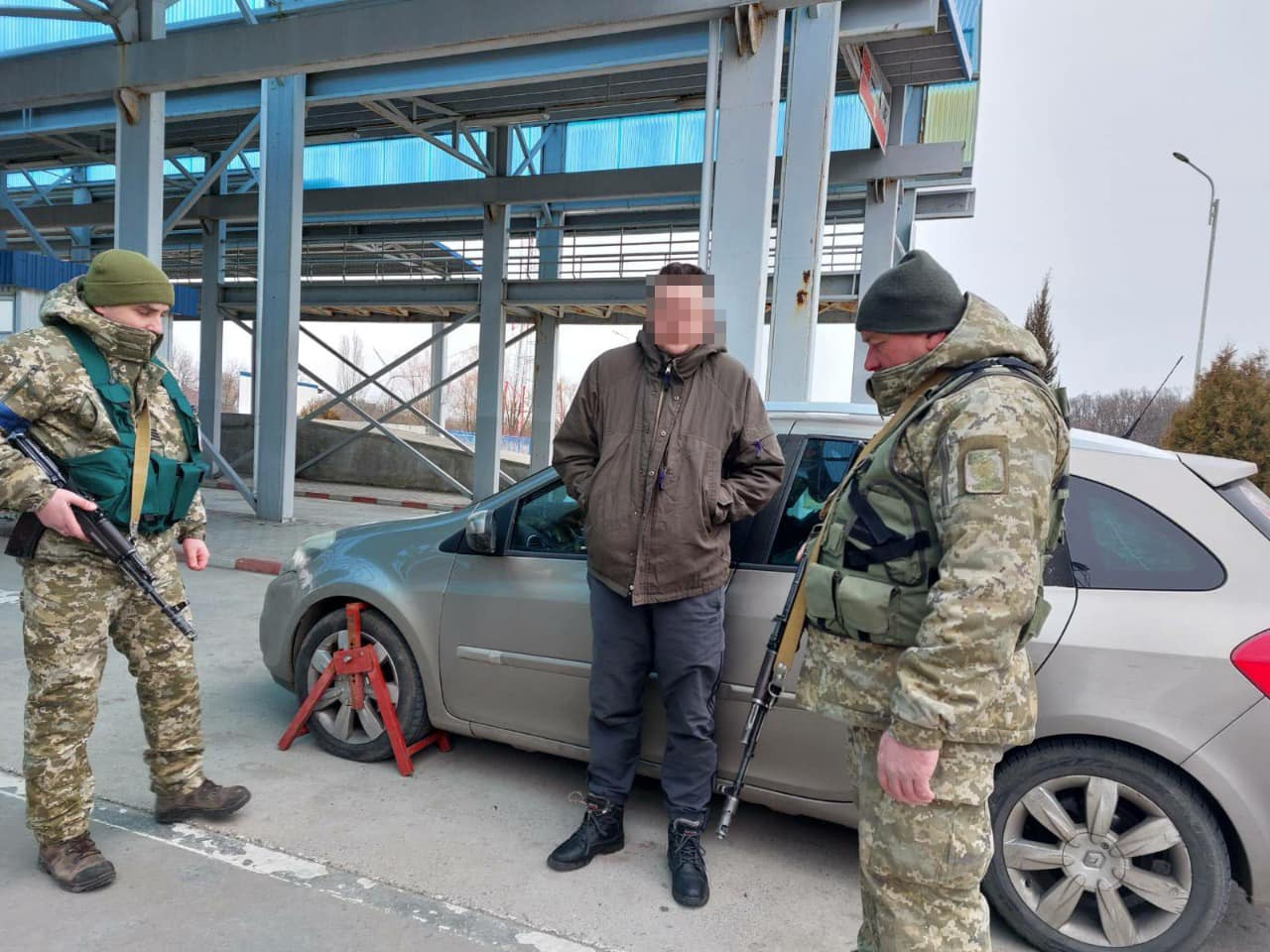 VIDEO Descoperire neobișnuită la frontiera moldo-ucraineană. Un bărbat a încercat să fugă din țară ascuns într-o cutie pentru bebeluși