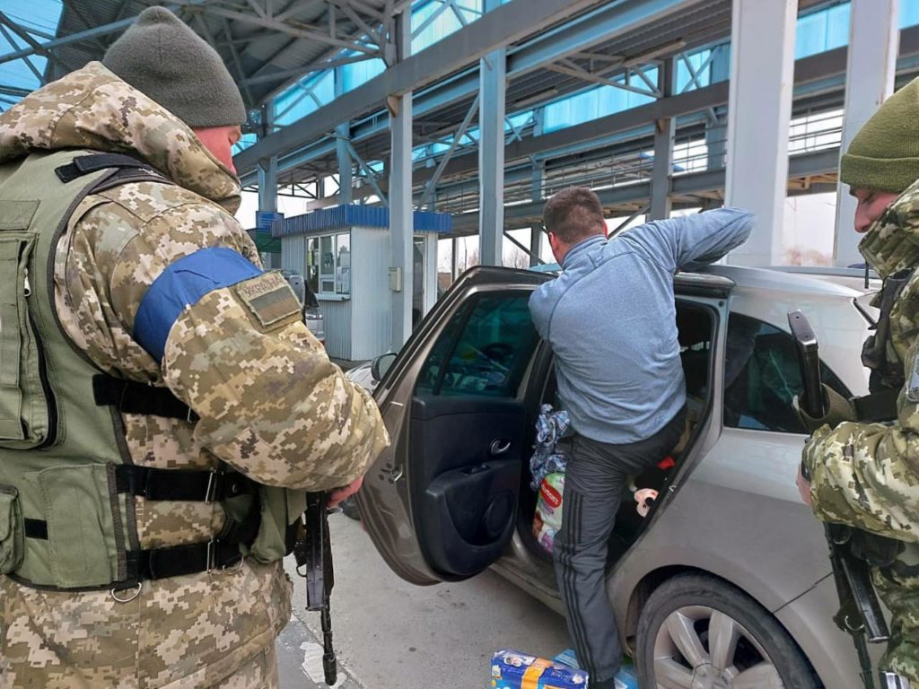 VIDEO Descoperire neobișnuită la frontiera moldo-ucraineană. Un bărbat a încercat să fugă din țară ascuns într-o cutie pentru bebeluși