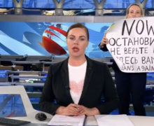 В эфир вечернего выпуска новостей на «Первом» ворвалась женщина с антивоенным плакатом