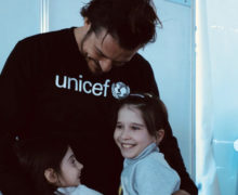 (ФОТО) Орландо Блум в Кишиневе. Актер приехал поддержать детей-беженцев из Украины