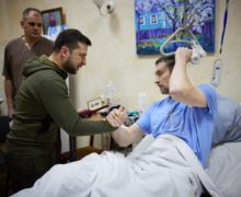 VIDEO Zelenski a vizitat un spital din Ucraina unde se află militari răniți: i-a decorat cu ordine și medalii