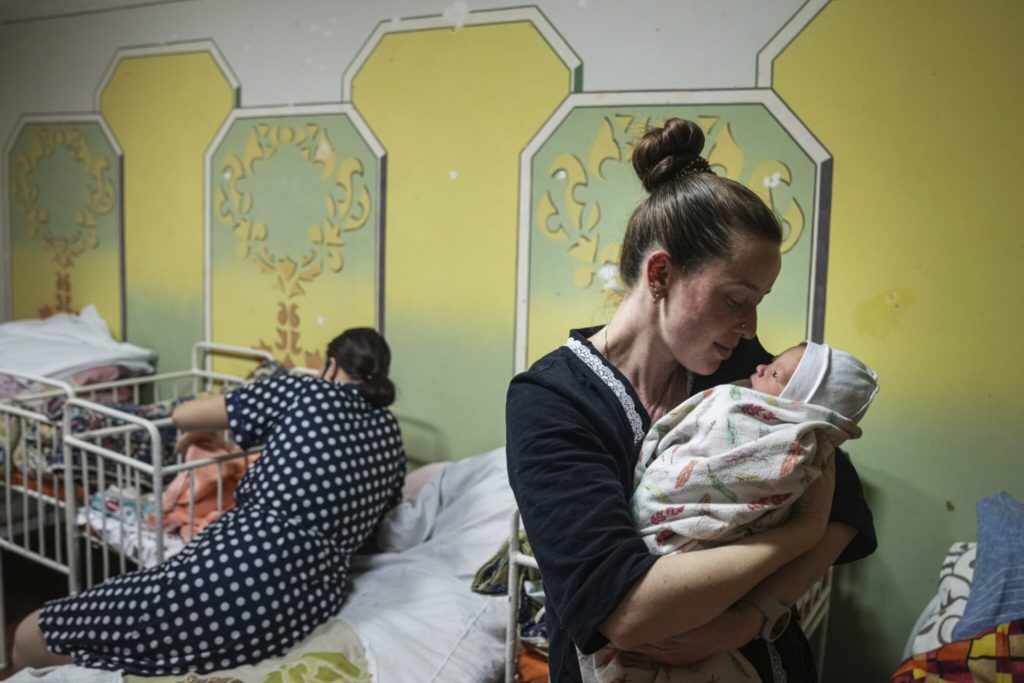 FOTO „În codul lor genetic au deja războiul”. Șase copii au venit pe lume în adăposturile din Ucraina
