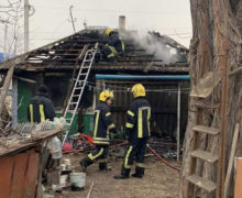 Incendiu la Briceni: cadavrul unei femei, scos din casă de vecini până a ajunge pompierii