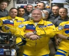 Российские космонавты прибыли на МКС в желто-синих костюмах (ОБНОВЛЕНО)