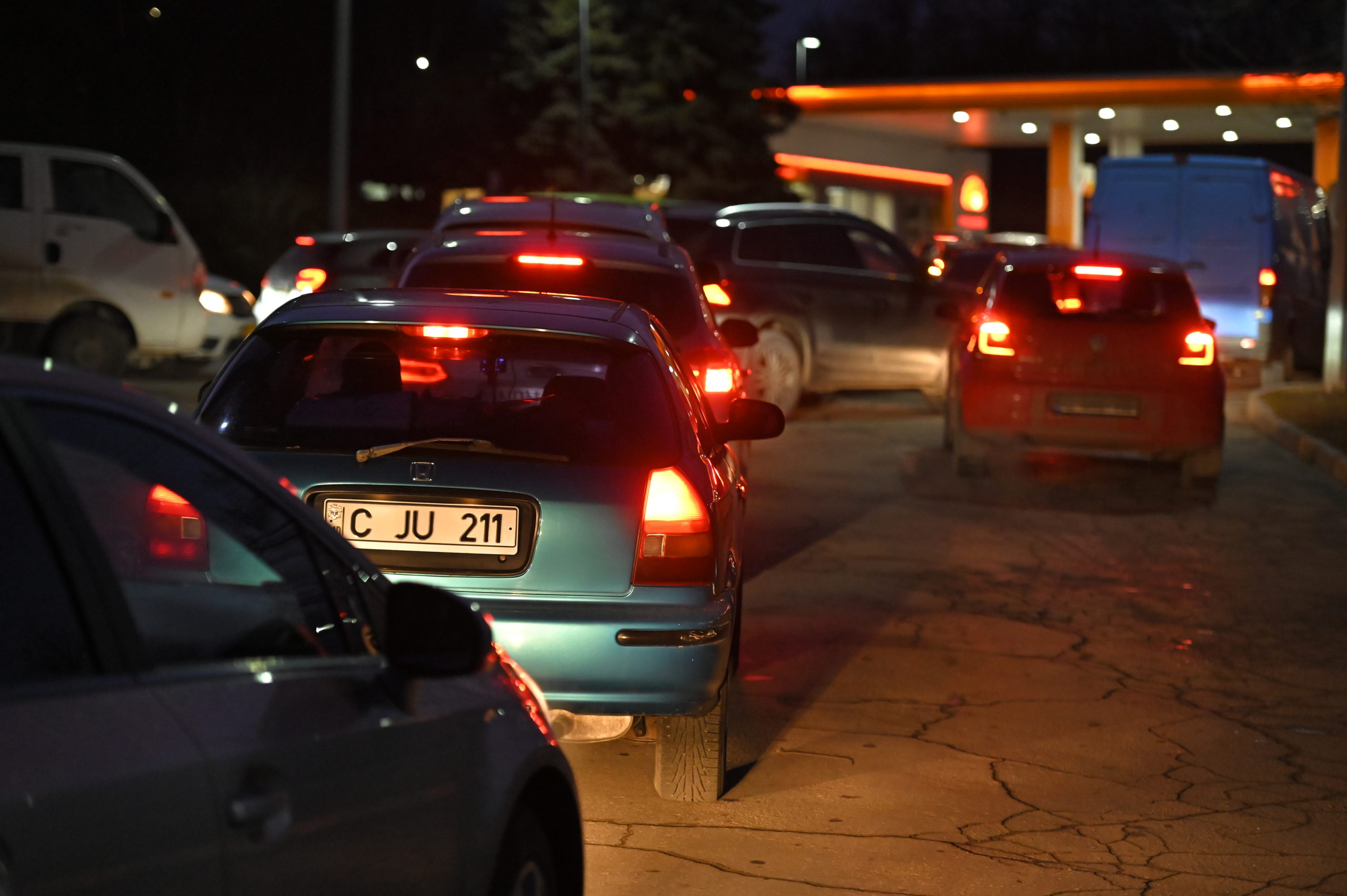 (ФОТО) В Кишиневе на автозаправках образовались очереди