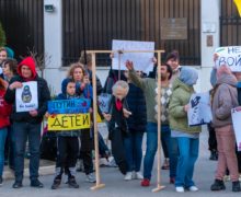 (ФОТО) В Кишиневе у здания посольства России прошел протест. Участники повесили чучело Путина