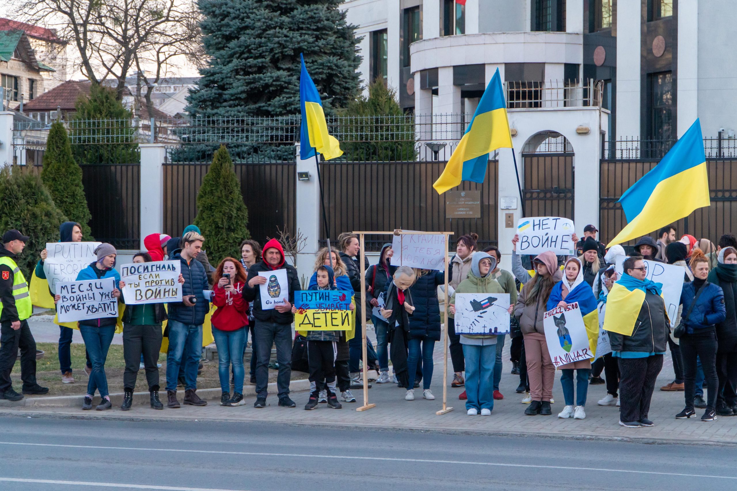 (ФОТО) В Кишиневе у здания посольства России прошел протест. Участники повесили чучело Путина