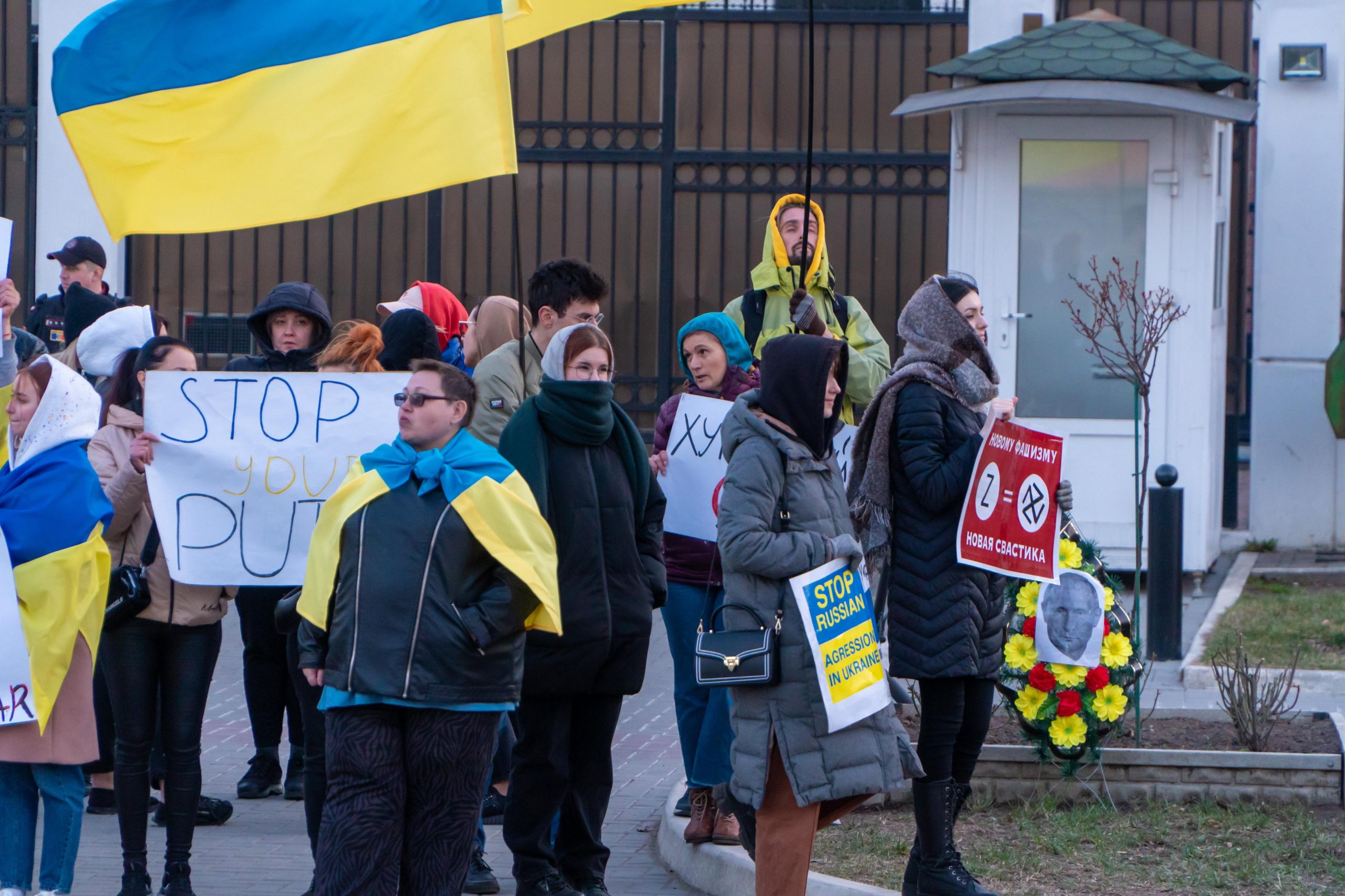 (ФОТО) В Кишиневе у здания посольства России прошел протест. Участники повесили чучело Путина