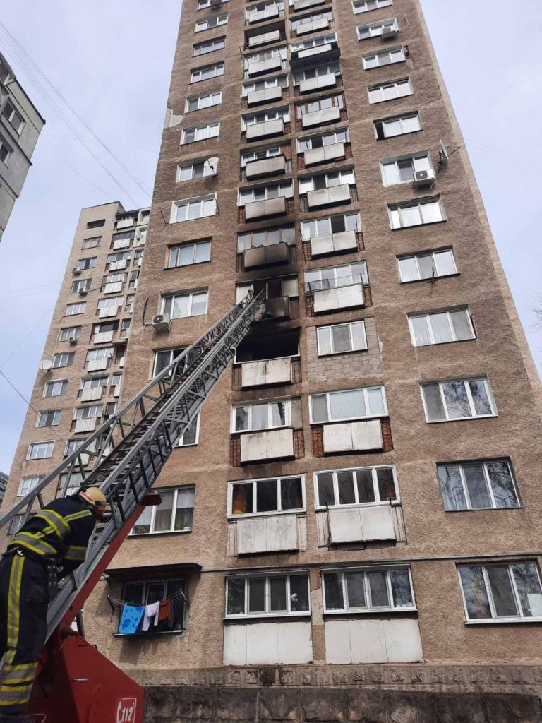 FOTO Incendiu într-un bloc de locuit din sectorul Râșcani al capitalei. O femeie a ajuns la spital