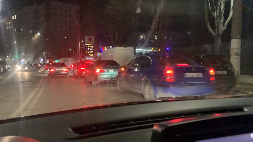 (ФОТО) В Кишиневе на автозаправках образовались очереди