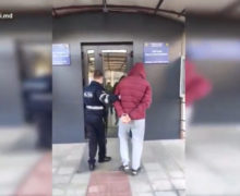 (ВИДЕО) Жителя Кишинева, который избил сожительницу и ранил ножом двух соседей, поместили под арест