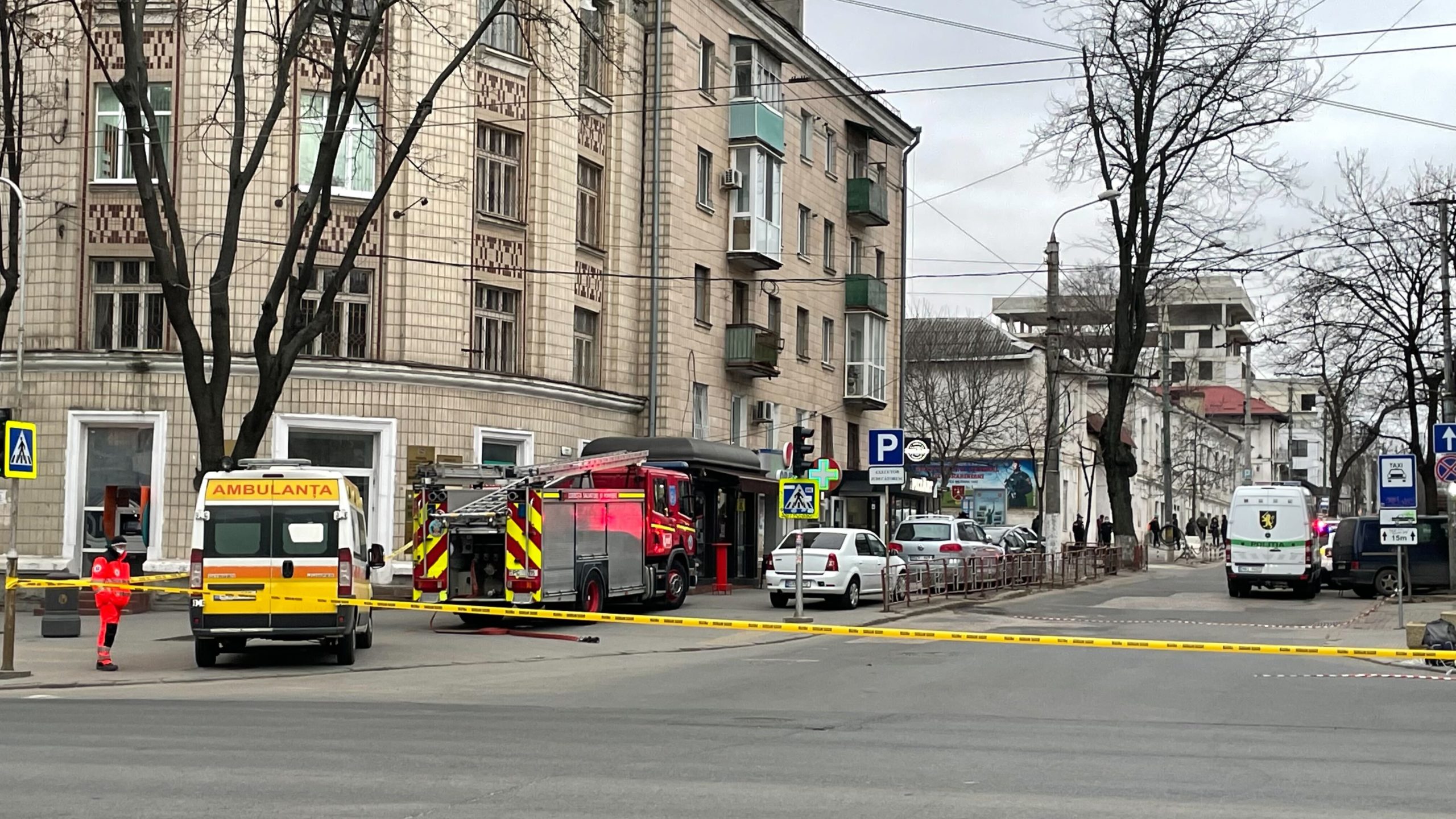 UPDATE Două genți fără supraveghere, găsite în centrul Chișinăului. Transportul public, redirecționat