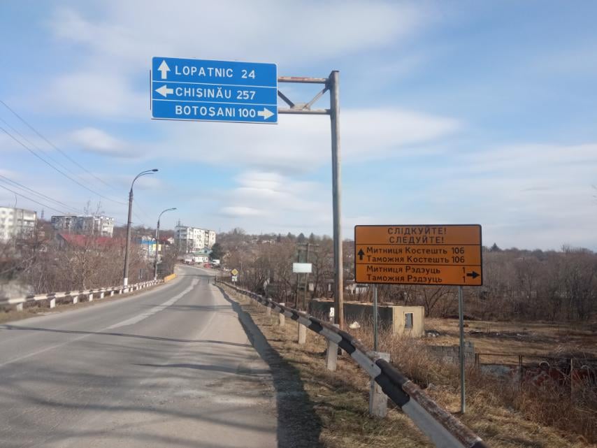 FOTO În Moldova au fost instalate indicatoare rutiere în limba ucraineană, care arată direcția spre România