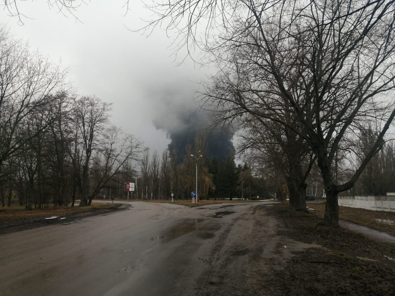 (ФОТО/ВИДЕО) В Чернигове снаряд попал в нефтебазу