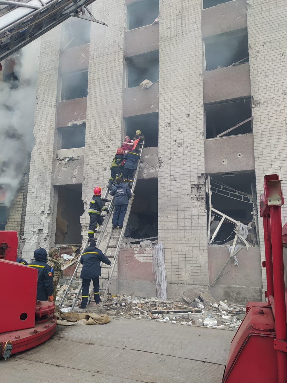 (ФОТО) В Чернигове в результате авианалета повреждено здание общежития. Один человек погиб