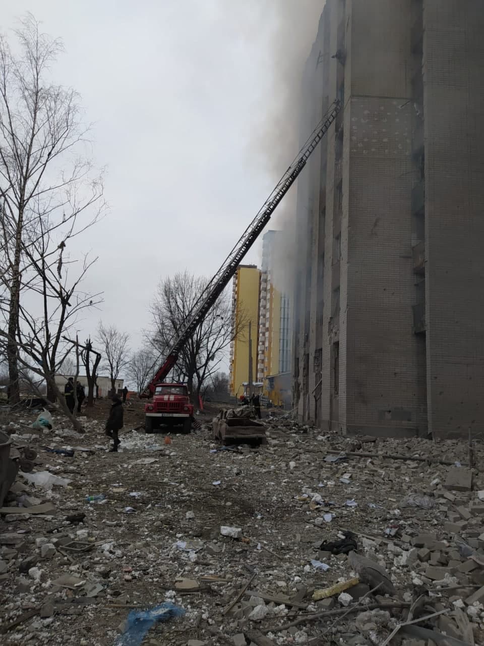(ФОТО) В Чернигове в результате авианалета повреждено здание общежития. Один человек погиб