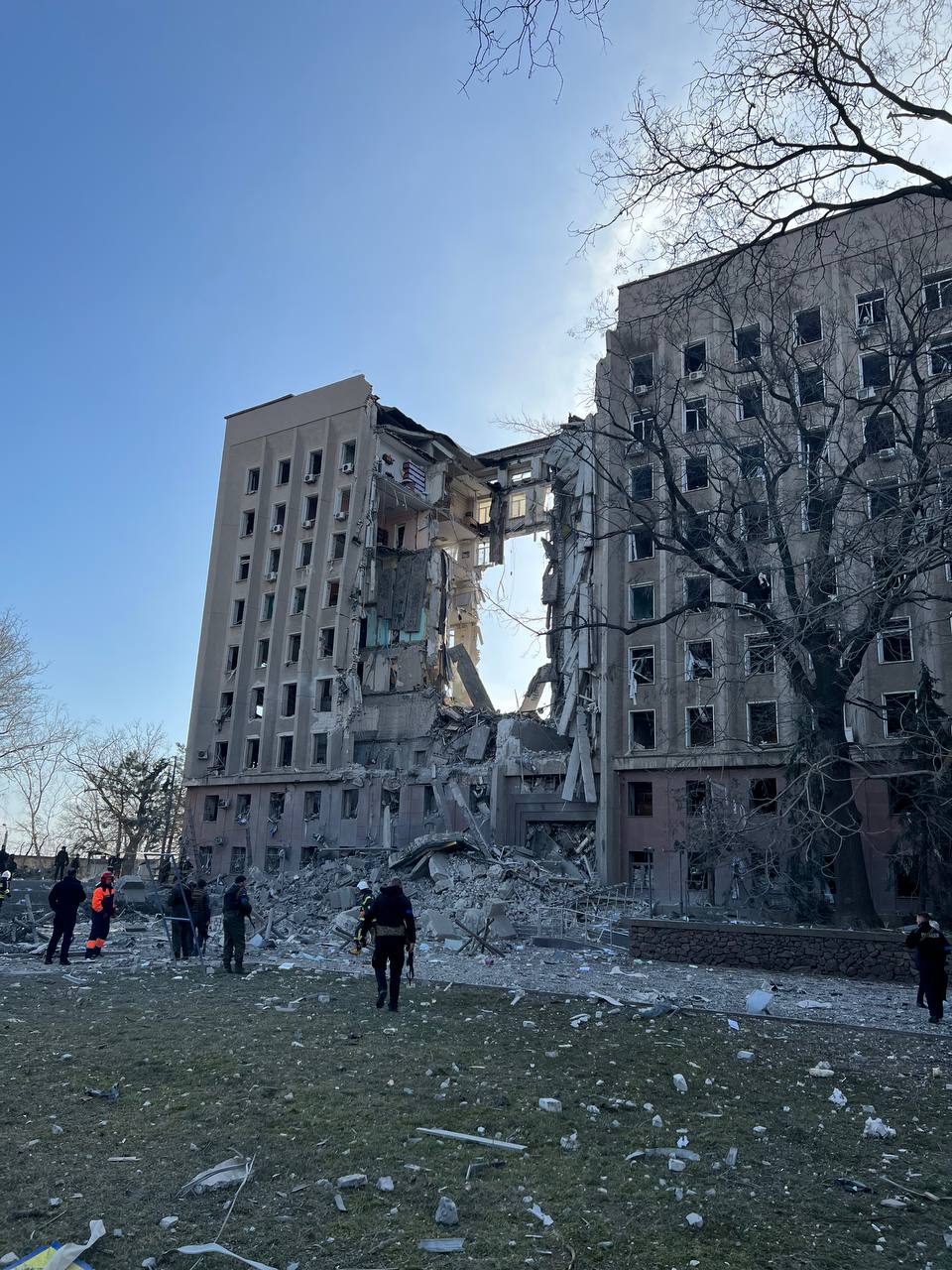 (ФОТО) В Николаеве из-за обстрела обрушилась часть здания местной администрации