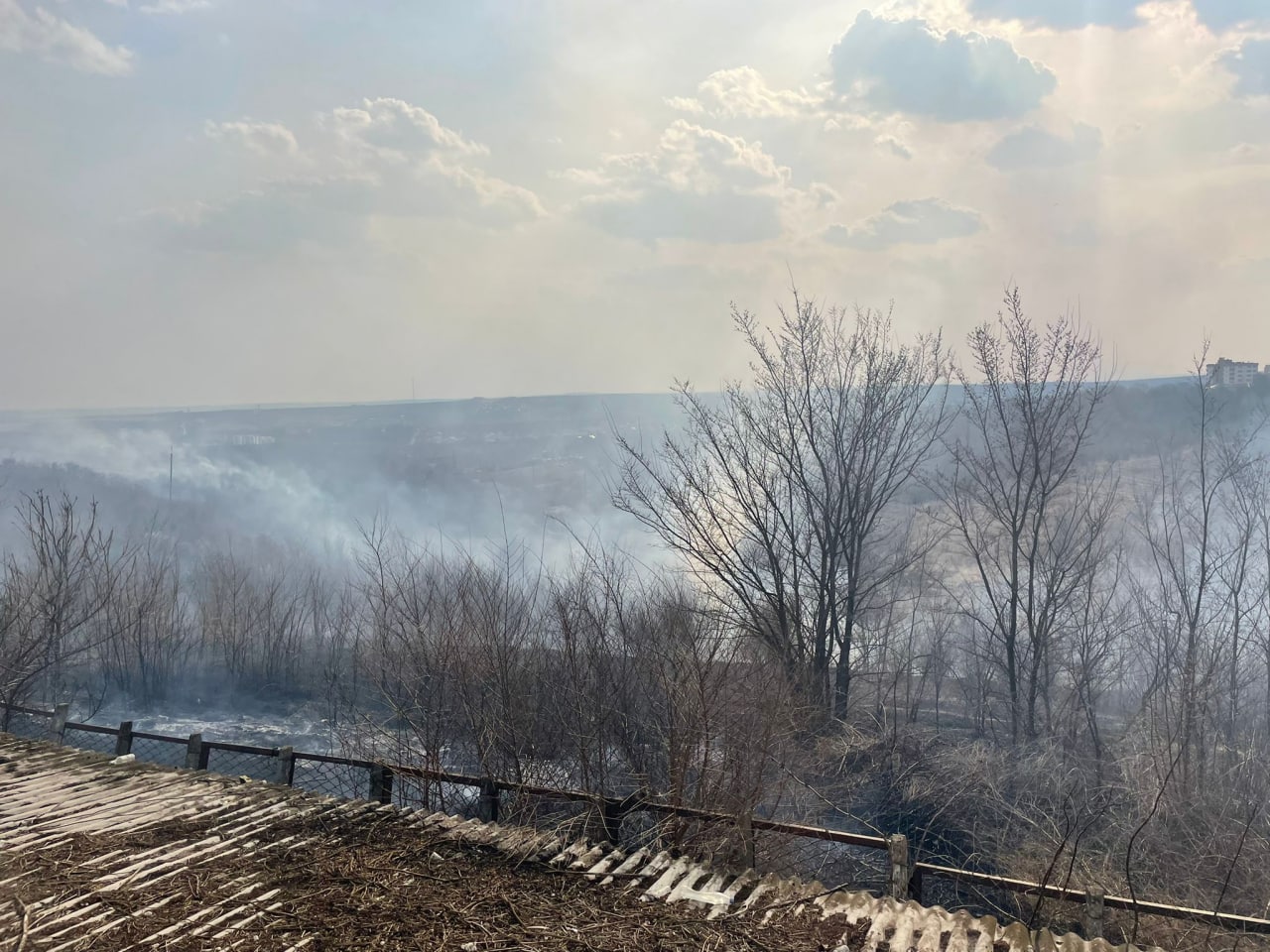 FOTO Incendiu de vegetație în sectorul Botanica al capitalei: 7 echipe de salvatori și pompieri, la fața locului