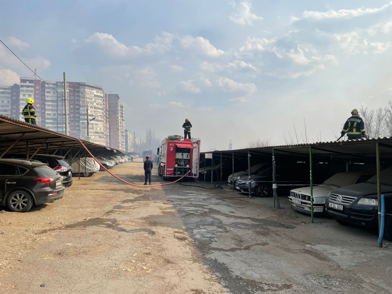 FOTO Incendiu de vegetație în sectorul Botanica al capitalei: 7 echipe de salvatori și pompieri, la fața locului