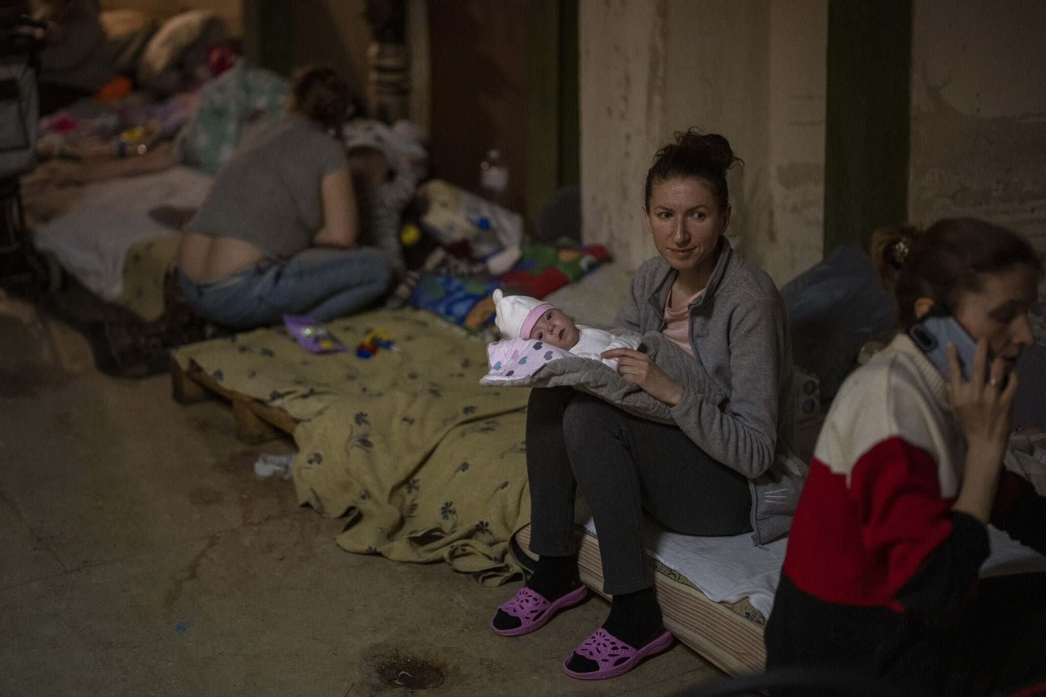 FOTO „În codul lor genetic au deja războiul”. Șase copii au venit pe lume în adăposturile din Ucraina