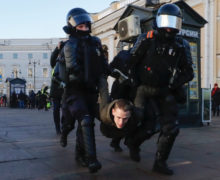 В России за день антивоенных протестов задержали почти 4,4 тыс. человек