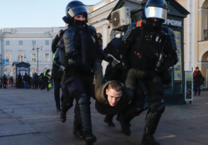 В России за день антивоенных протестов задержали почти 4,4 тыс. человек