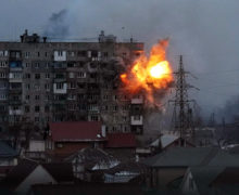(ФОТО) Снаружи – новый дом, внутри – развалины. Как Россия «восстанавливает» дома в захваченном Мариуполе