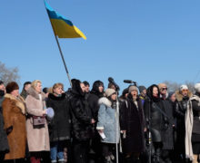 (ВИДЕО) Одесская опера вышла на улицу. Артисты выступили с требованиями перед знаменитым Оперным театром