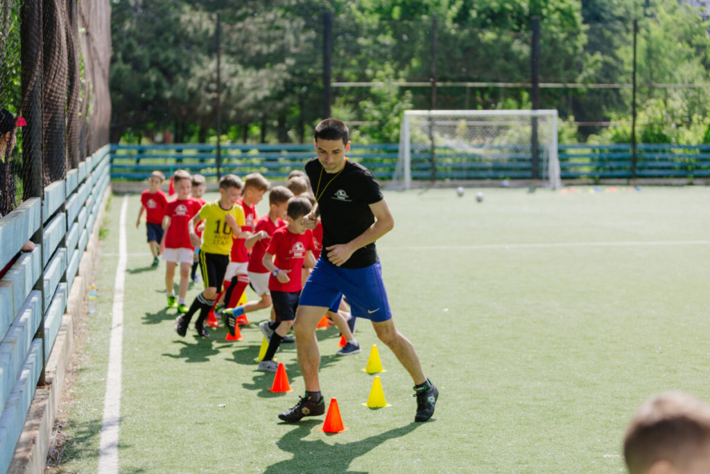 Disciplină, responsabilitate și muncă în echipă. Cum fotbalul ajută la dezvoltarea armonioasă a copiilor