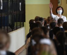 Elevii ucraineni se confruntă cu probleme la înscrierea în școlile din Moldova. Ce spun autoritățile?