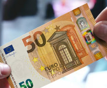 VIDEO Trei bărbați din Chișinău, bănuiți că ar fi pus în circulație bancnote false de 50 și 100 de euro