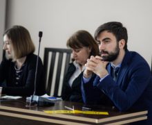 Un deputat PAS cere ca antrenorul de tenis acuzat de hărțuirea sexuală a unei minore să nu fie lăsat să lucreze pe durata anchetei