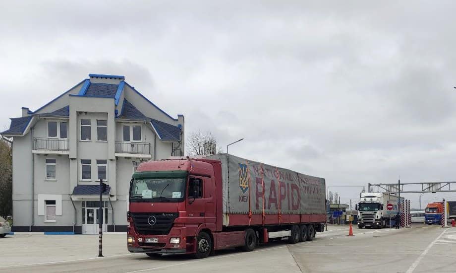 (ФОТО) Молдова доставила в Украину семь грузовиков гуманитарной помощи