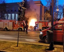 (ВИДЕО) В забор посольства России в Бухаресте врезался автомобиль