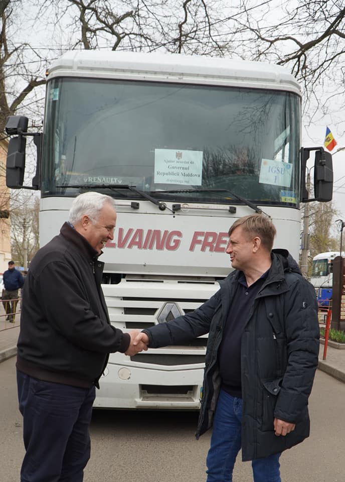 (ФОТО) Молдова доставила в Украину семь грузовиков гуманитарной помощи