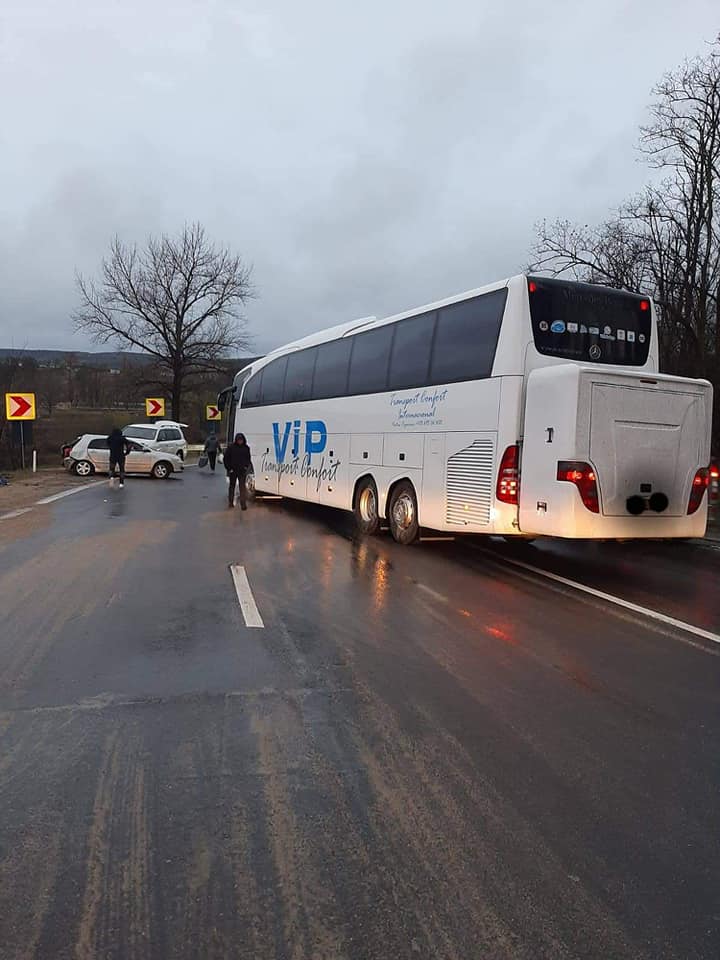 FOTO Accident pe traseul Chișinău-Hîncești: trei persoane au ajuns la spital